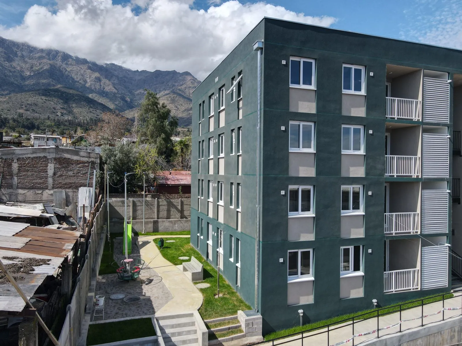 DS49: Las Perdices 1030 — Fachada con la precordillera al fondo