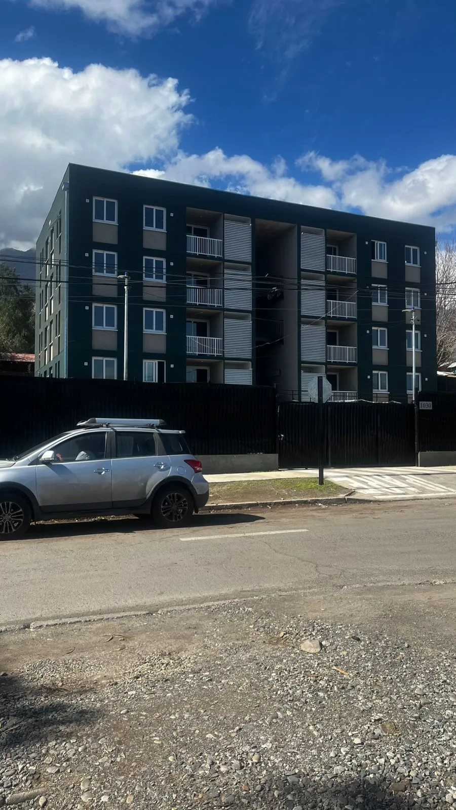 DS49: Las Perdices 1030 — El conjunto desde la calle